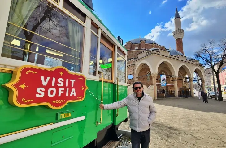 Sofya tramvayı yanında İlker Özcan ve arka planda Banya Başı Camii, Sofya Bulgaristan